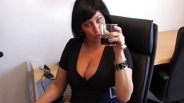 Milf vedete romance xxx curva pe plajă, în octombrie